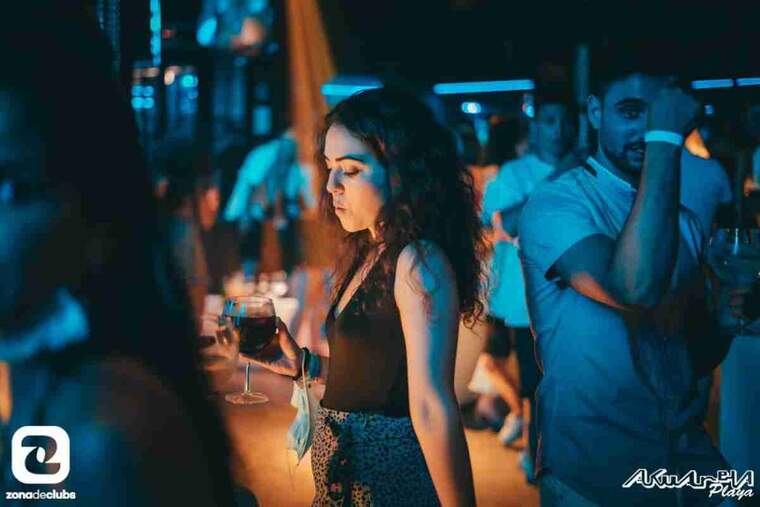 Xica ballant en la pista de la discoteca Akuarela de ValÃ¨ncia