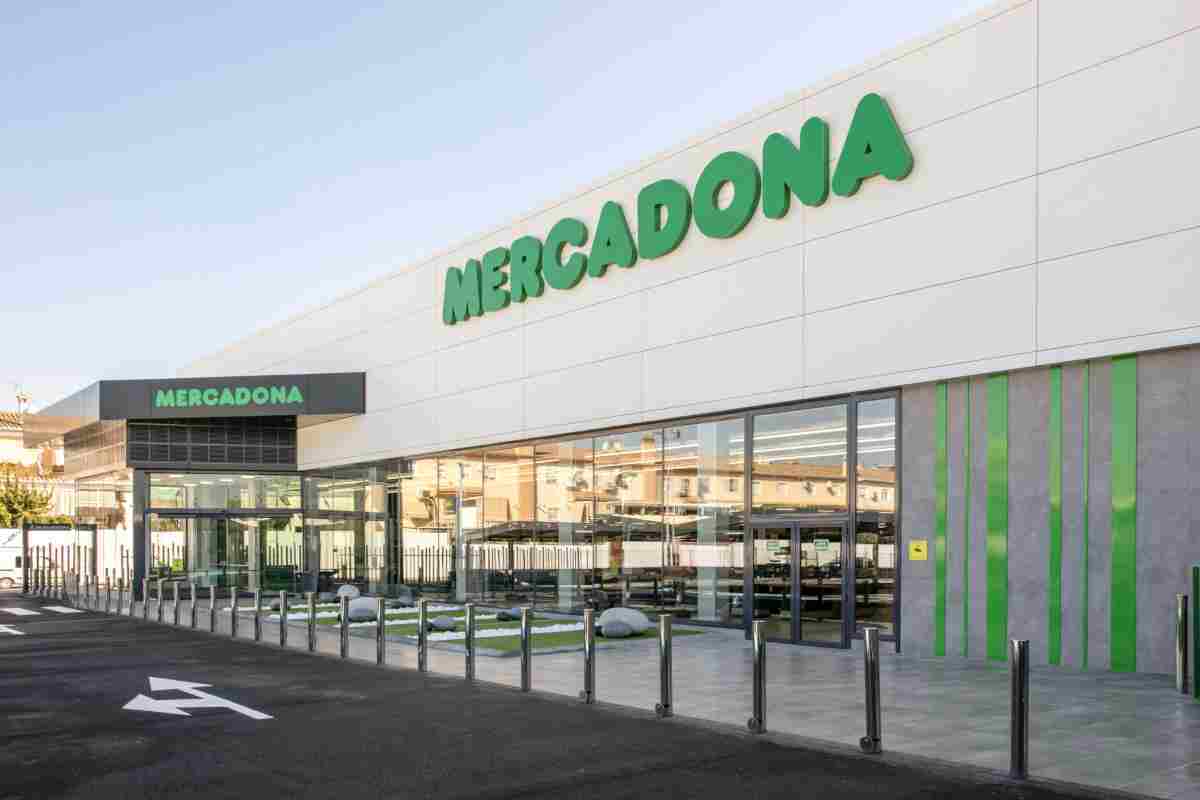 Vista panorà mica d'una botiga de Mercadona