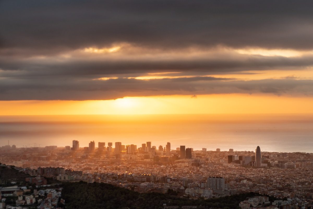 Imatge d'una sortida de sol entre nÃºvols a Barcelona