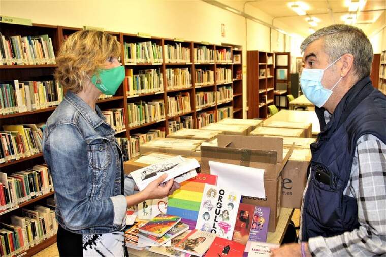 La regidora de Compromís, Verónica Ruiz, ha promogut el repartiment dels llibres entre adolescents