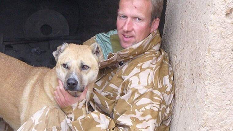 L'ex marine britànic Pen Farthing saca de Kabul a les seues mascotes en un vol privat