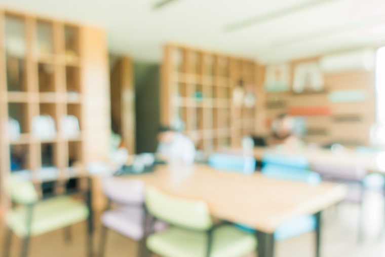 Tres menors abusen d'una comapanya en un institut de València