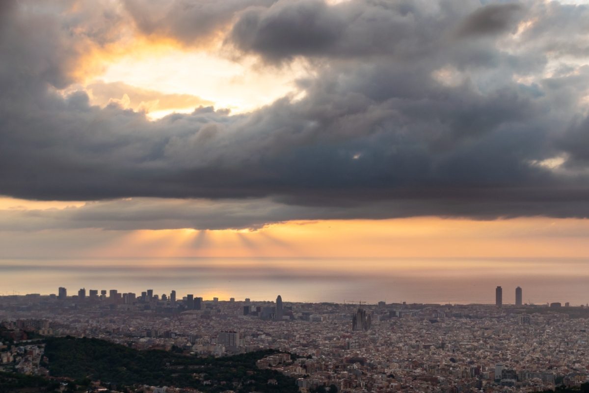 Imatge d'una sortida de sol entre nÃºvols a Barcelona
