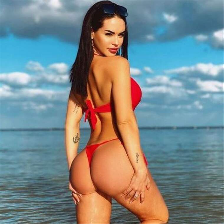 Laura A. de CastellÃ³ posant com a model en la platja