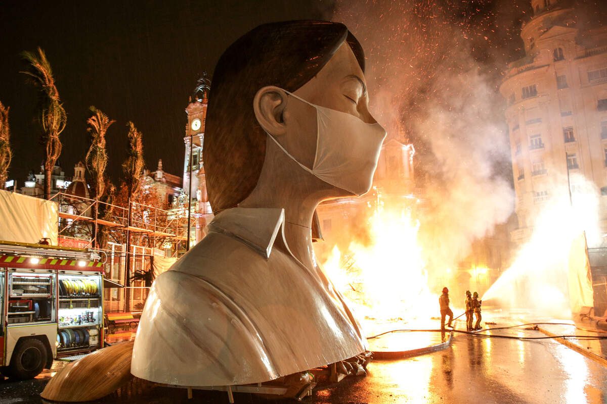 La 'meditadora' de la falla municipal 2020 se salva de les flames