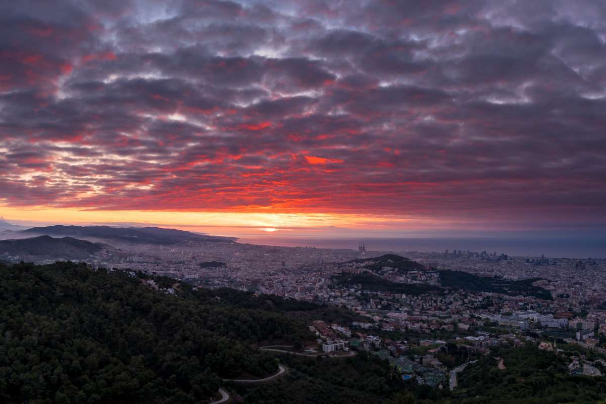 Imatge d'una sortida de sol rogenca a Barcelona