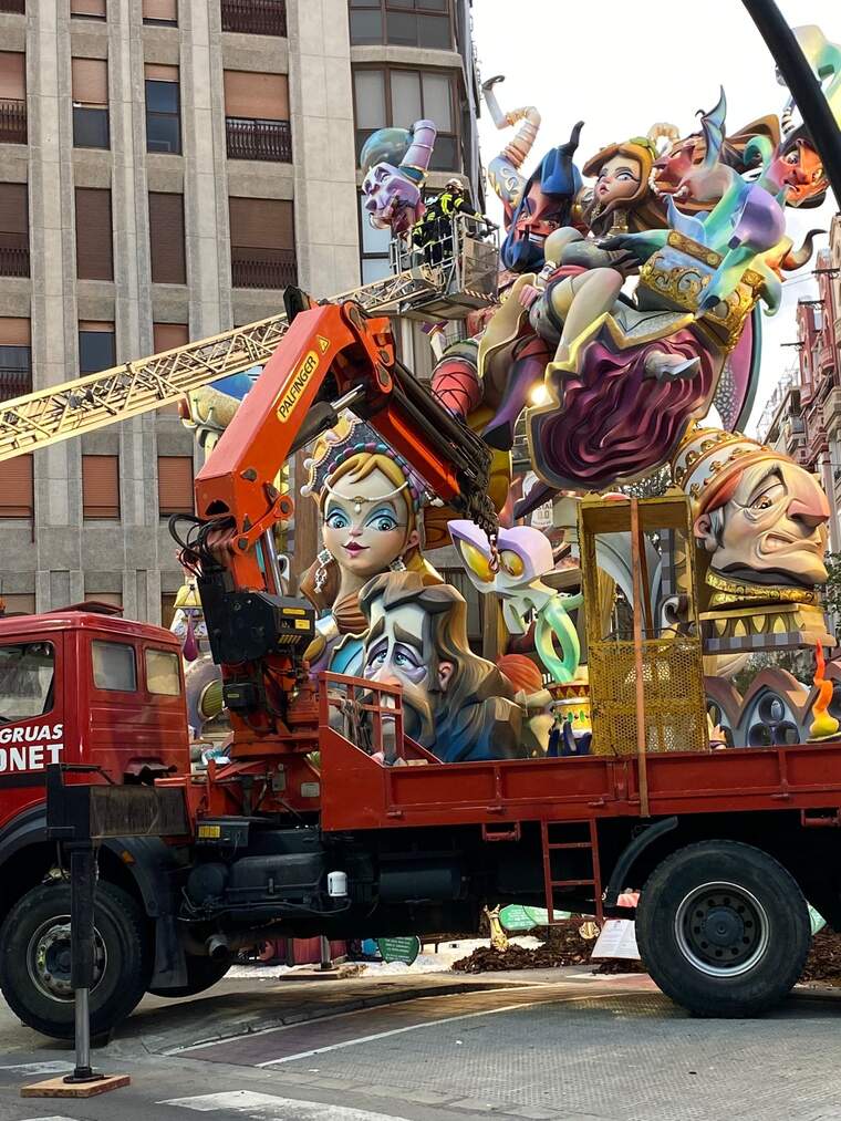 Desmunten la part central de la Falla Regne de ValÃ¨ncia-Duc de CalÃ bria per perill de caiguda | Facebook Falla Regne de ValÃ¨ncia-Duc