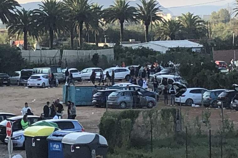 Joves celebren una festa il·legal en un solar de les Palmeres