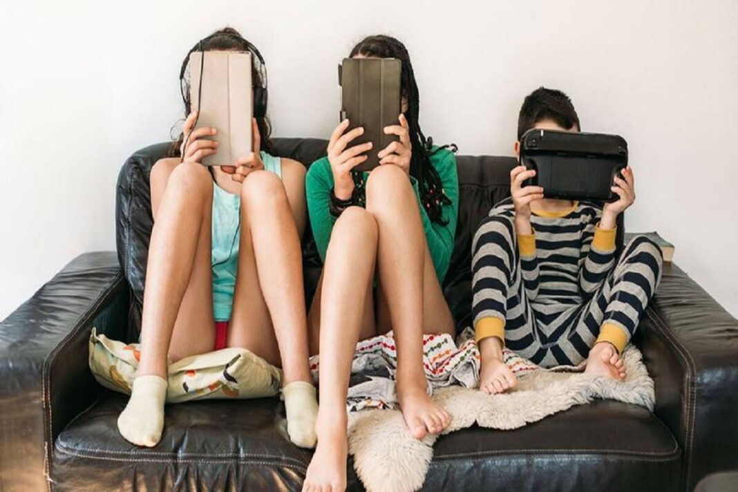 Jóvens mirant una tablet
