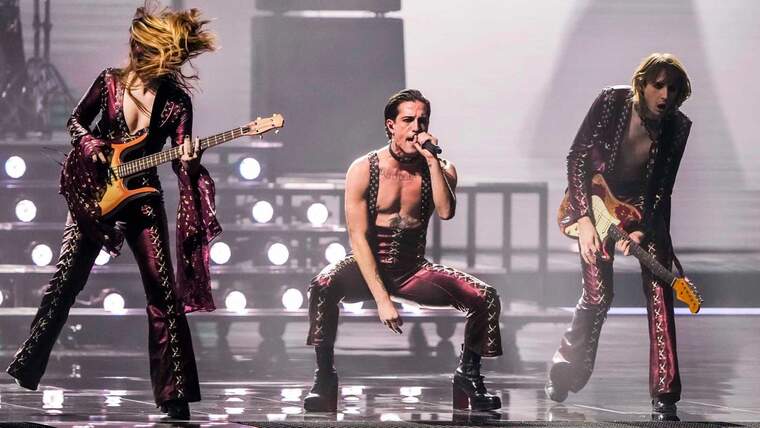 Maneskin cantando su Zitti e buoni