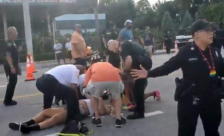 Un grup de persones assisteixen a la víctima després de ser atropellat