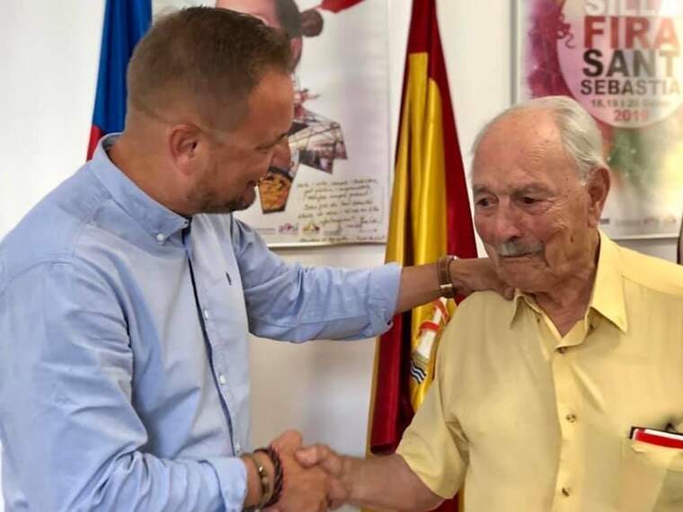 Alcalde de Silla amb una persona major