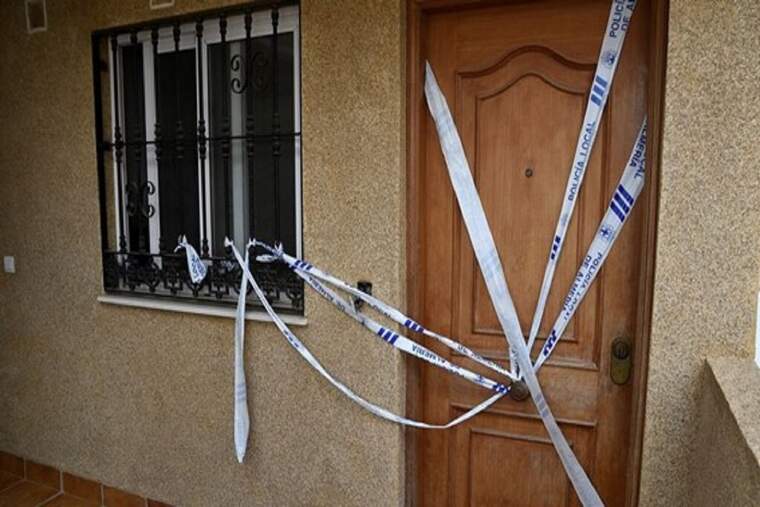 Incendia la seua casa per a suïcidar-se suposadament amb els seus fills dins