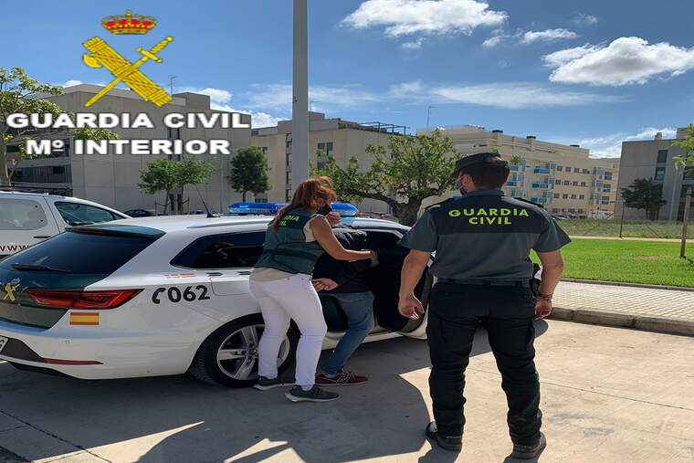 Agents de la Guàrdia Civil ficant dins d'un cotxe a un detingut