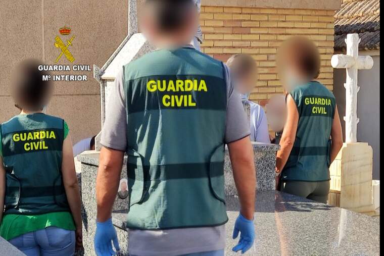 Agents de la Guàrdia Civil en un cementeri