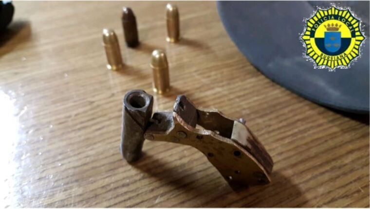 Cartutxos del calibre 9 i una pistola artesanal