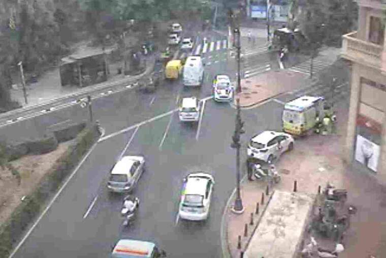 Una ambulÃ ncia i una patrulla de la Policia Local de ValÃ¨ncia en un accident en la Gran Via de les Germanies