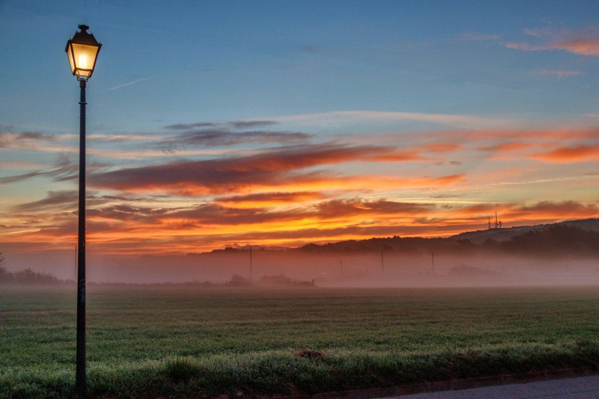 Imatge d'una sortida de sol rogenca de tardor al Moianès