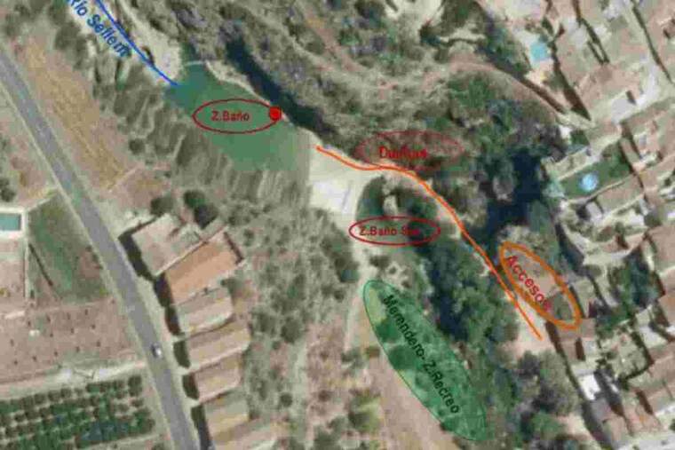 Senyalització de les diferents zones de la platja continental de Bolbaite