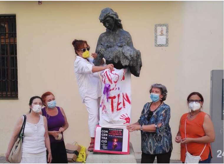 Està tues amb llençols coberts de sang clamen contra la violència masclista