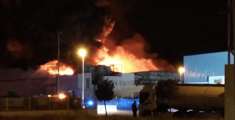Imatge de l'incendi que ha calcinat la panificadora de Mercadona