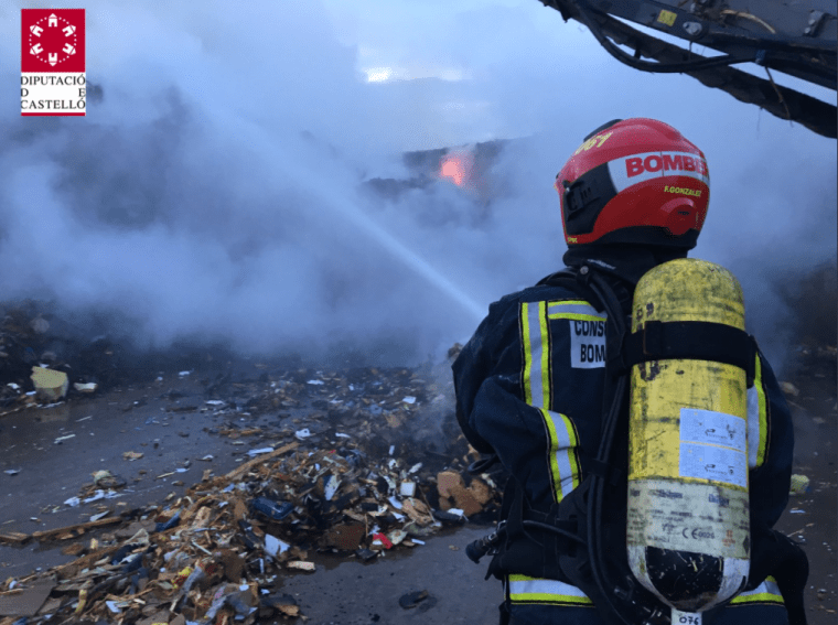 Dos treballadors resulten ferits en un incendi en una planta de reciclatge d'Almassora