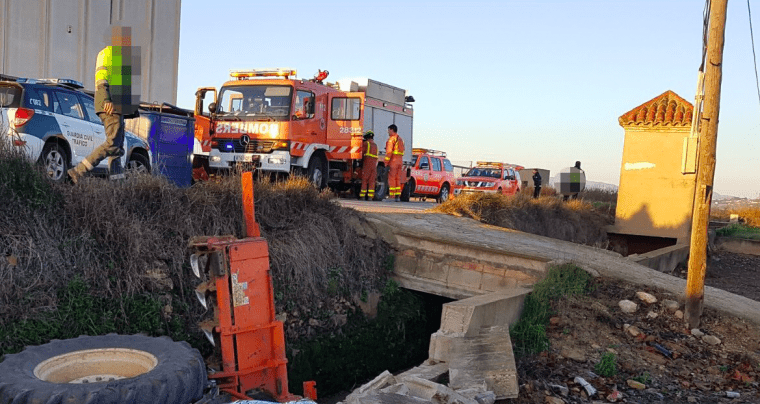 Mor el conductor d'un tractor en bolcar en un camÃ­ d'Alginet