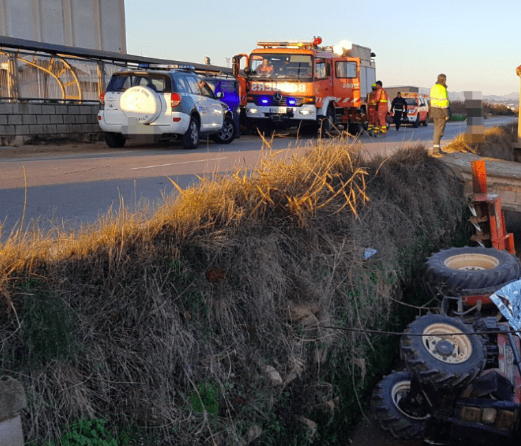 Mor el conductor d'un tractor en bolcar en un camÃ­ d'Alginet