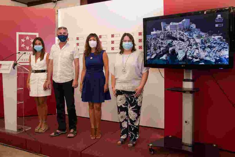 Representants de la Diputació de Castelló i de PenÃscola en la presentació del Castell en 3D