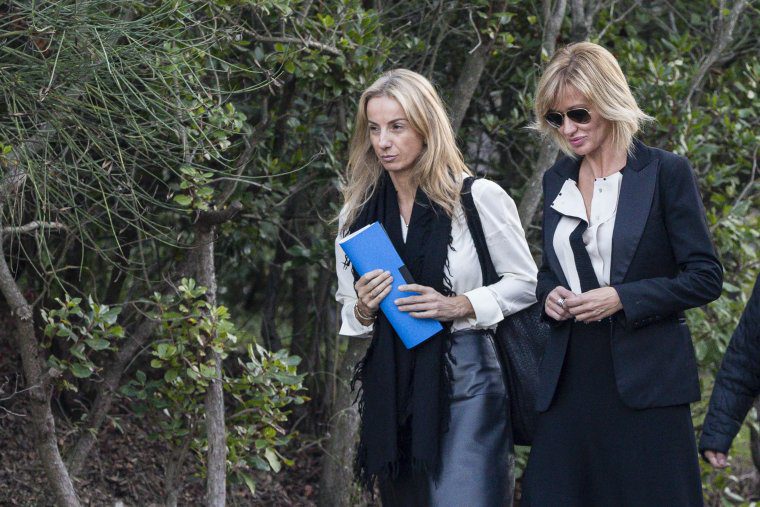 Susanna Griso y su hermana en el funeral de su madre