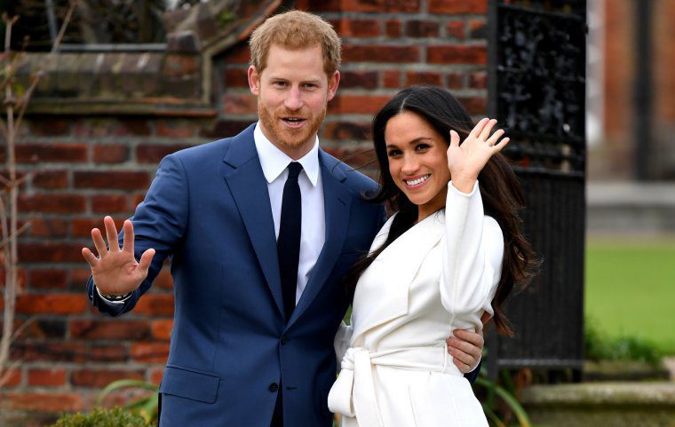 El prÃ­ncipe Harry y Meghan Markle en el posado oficial tras anunciar su compromiso