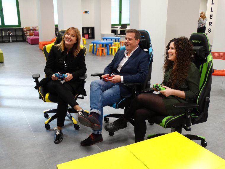 Visita a JOC per l'alcalde, Roger CerdÃ ; la regidora de Joventut, Lena Baraza, i la regidora de Benestar Social, Xelo Angulo.