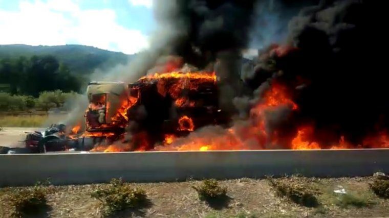 Imatge de l'incendi dels dos camions a la CV-10