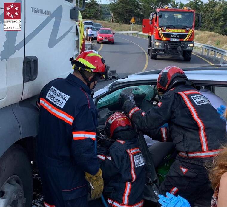 Bombers atenent al conductor del cotxe