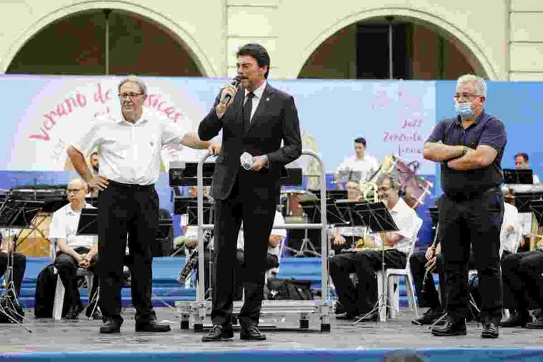 L'alcalde fent un homenatge a les vÃ­ctimes pel coronavirus