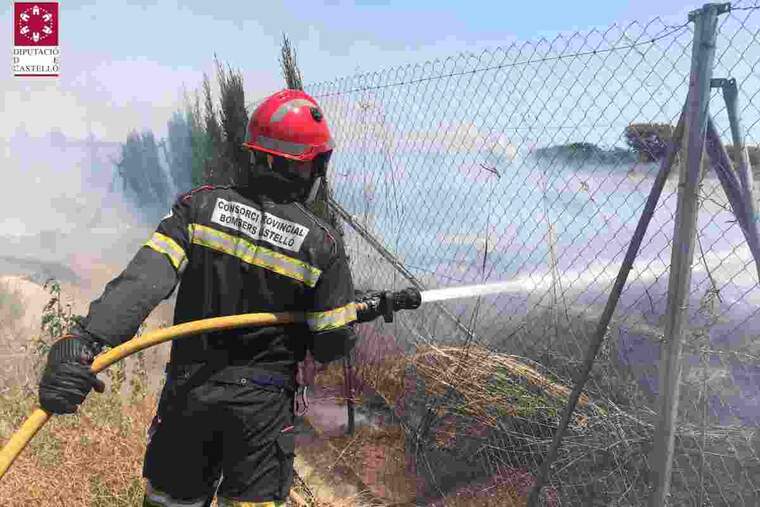 Bomber apagant el foc