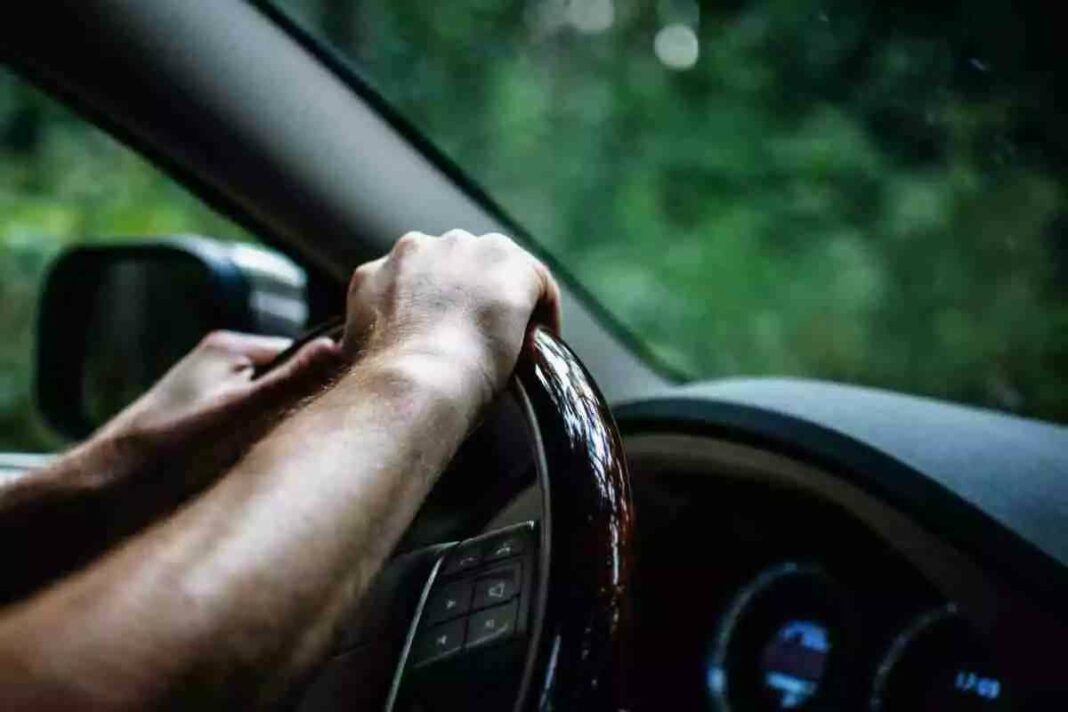 Deixar la mascareta penjada del retrovisor pot comportar multes