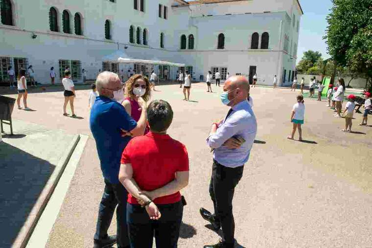 El president de la Diputació, Toni Gaspar, i la diputada de Benestar Social, Pilar Sarrión, han visitat l'escola d'estiu