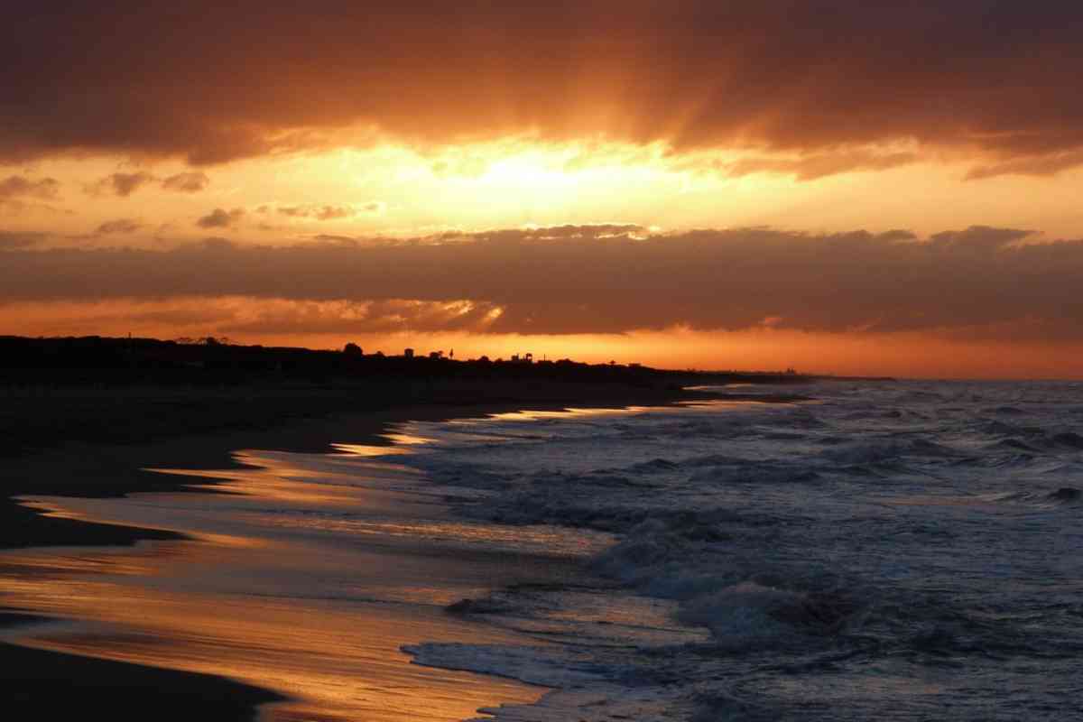 Imatge d'una sortida de sol entre nÃºvols