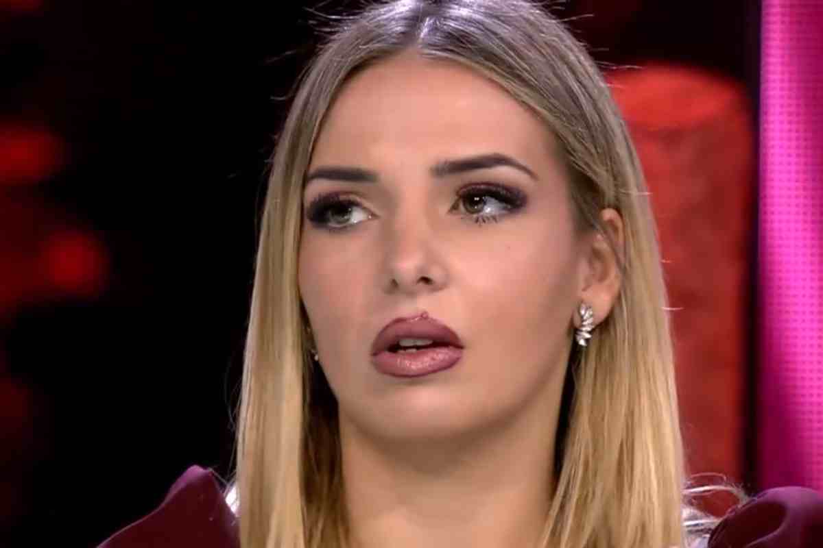 Primer pla de Patricia de La isla de las tentaciones al plató de Telecinco