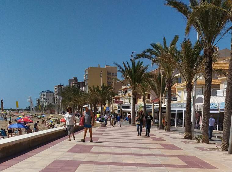 Gent pel passeig del Campello