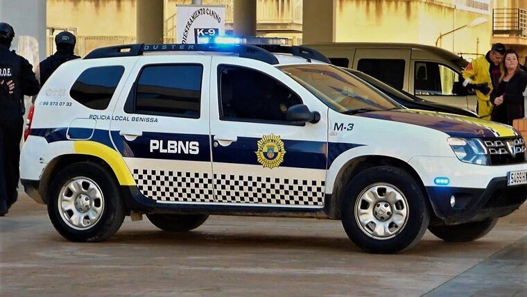 La dona tenia més de mig cos penjant