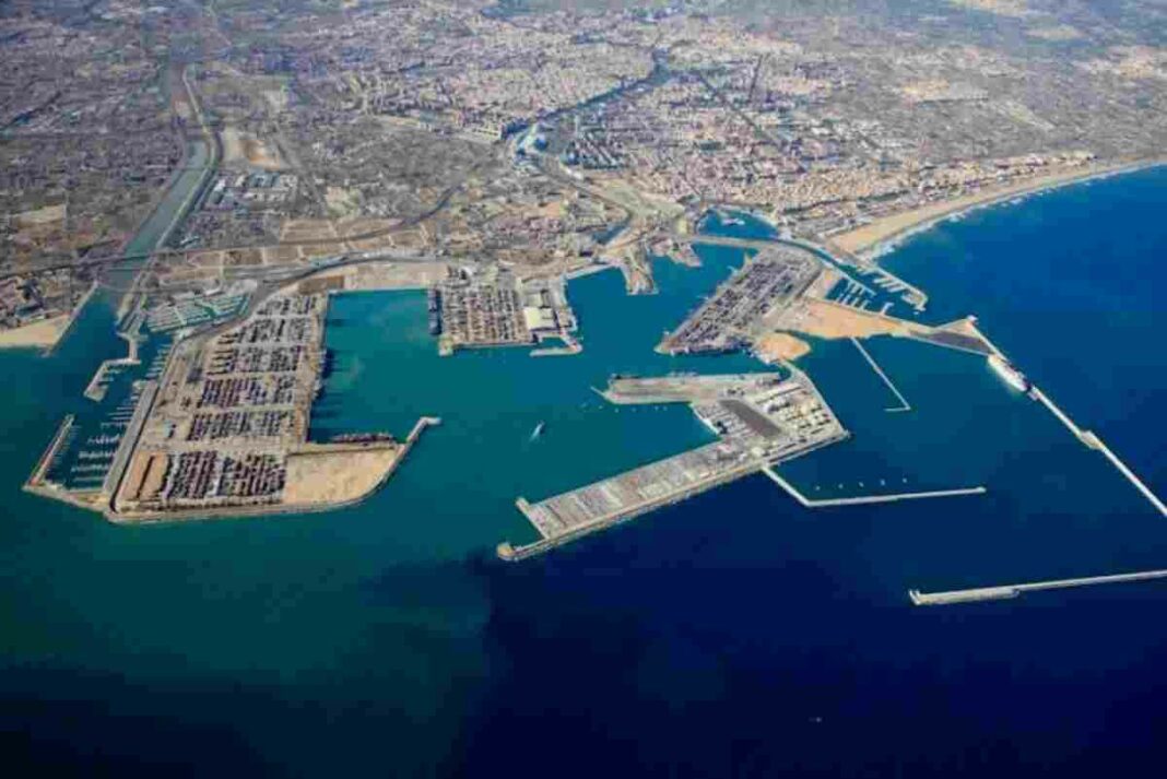 Ferit greu un estibador en arrastrar un vaixell la seua grua en el port