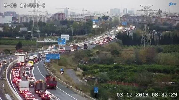 Retencions a les 08.32 hores d'este dimarts en la V-30 per un accident
