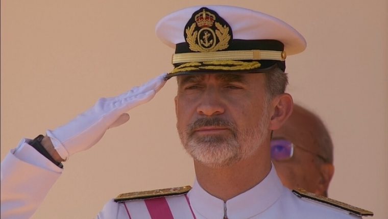El rei s'ha mostrat visiblement afectat durant l'hissament de la banera espanyola