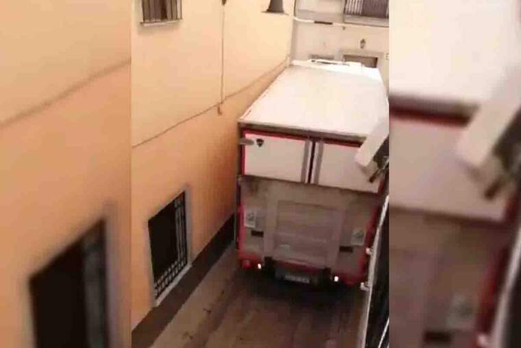 El camió ha destrossat un aparell d'aire condicionat