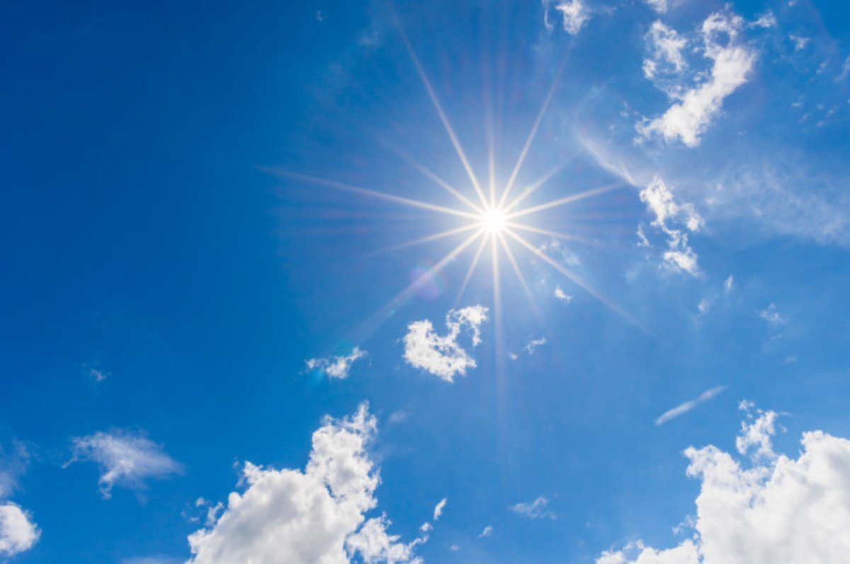 Imatge d'un cel amb sol radiant