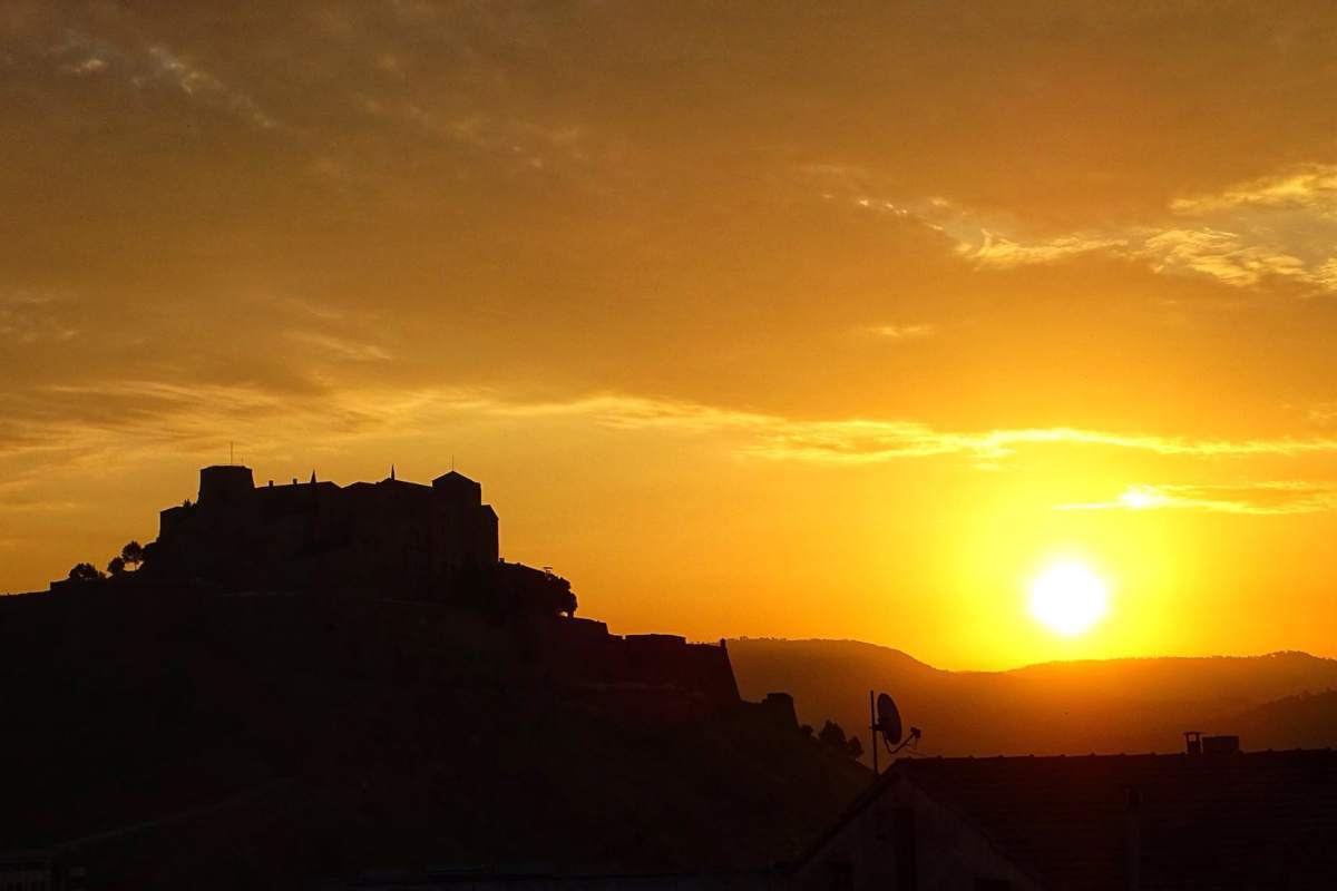 Imatge d'una sortida de sol a Cardona, el Bages