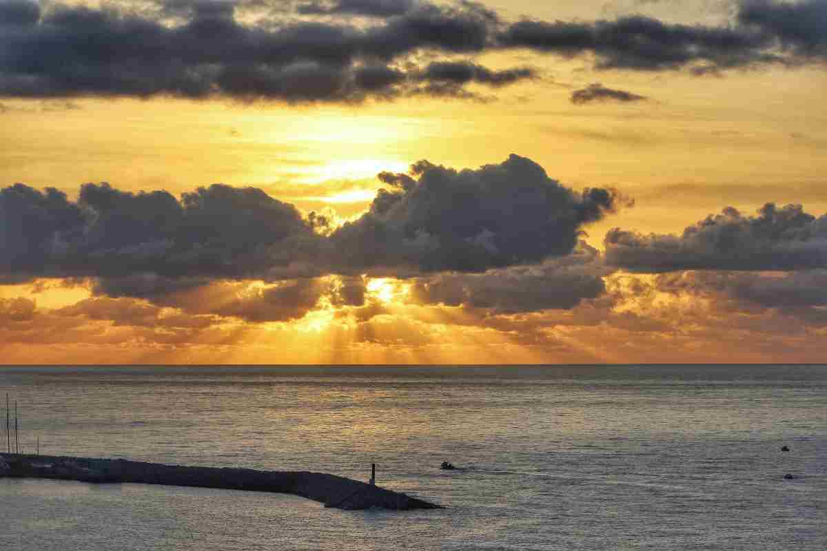 Imatge d'una sortida de sol al litoral