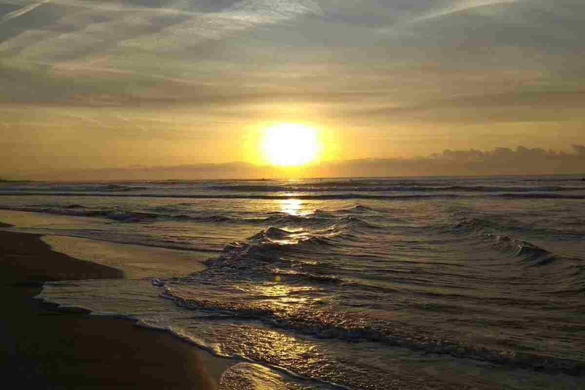 Imatge d'una sortida de sol a la platja